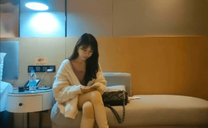 高颜值白靴性感妹子啪啪舌吻口交摸逼上位骑坐