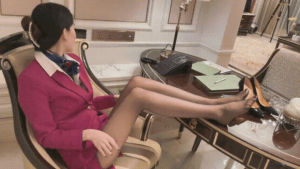 我想大多数男生都想过和空姐女神来一次吧