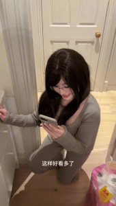 洗手间给自己的屌拍照拍不好小姨来帮你拍