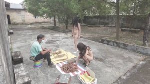 和朋友高跟鞋漫步村庄勾引卖货的大叔