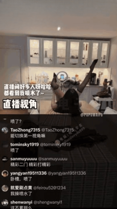 兼职去做家政一半脱衣开直播自慰喷水