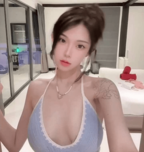纹身精神美女足交口交丝袜后入