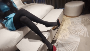 乖乖空姐黑丝后入操喷特殊服务