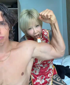 约肏被当成母狗按住狠冲两个小时