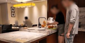 朋友来玩背着我在厨房和老婆偷情
