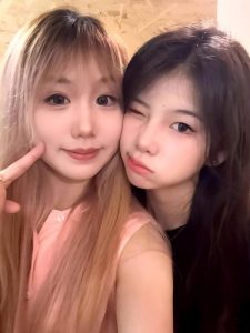 被摄影师拿下女大抱双腿被爸爸肏