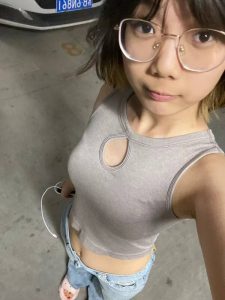 抖音眼镜妹私下被金主包养啪啪