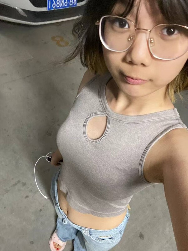 抖音眼镜妹私下被金主包养啪啪