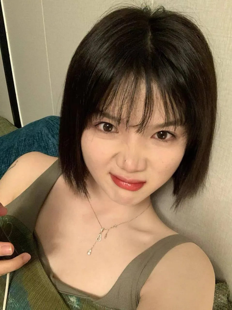 贵州六盘水小姐姐居家露脸呻吟
