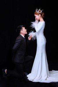 骨感骚人妻床上不脱衣服直接操