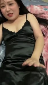 偷情大嫂强行按倒插入爆操喷尿