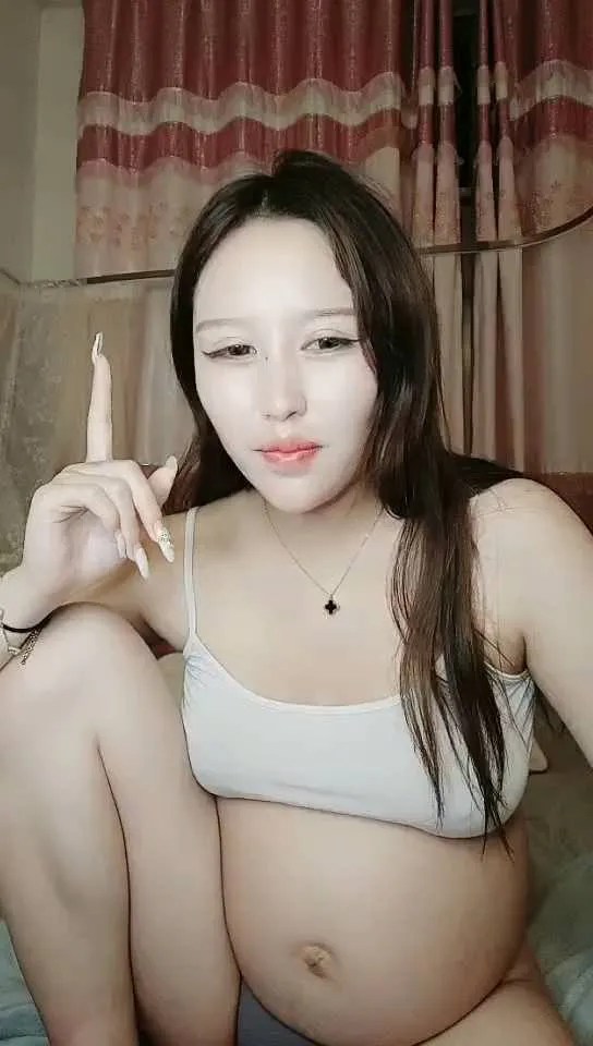 南航空姐怀孕8月搞外快女上位坐骑