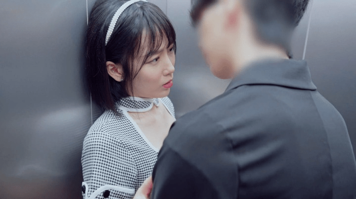 百货电梯小姐态度懒散被经理指导