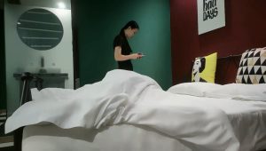 【AI高清】小酒探花苗条00后小萝莉肤白胸粉乖巧可爱小仙女【MP4/290MB】