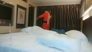 约操爆裂黑丝邻家骚妇偷情做爱 无套抽插无距离感 骑坐J8上来自己动 饥渴做爱不停抽插+约操刚下飞机的川航空姐，近景抠穴啪啪