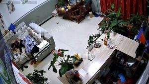 [MP4/ 1.16G] 黑客破解家庭网络摄像头偷拍晚上打烊夫妻在店铺客厅的简易沙发床上做爱媳妇还不错给刮胡子