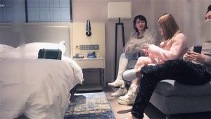 极品大长腿高挑美女约到宾馆，别看妹子瘦瘦的 ，把鸡巴舔吸搞硬整根吞没深入起伏淫叫