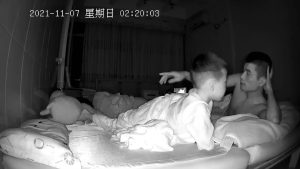 黑客破解家庭网络摄像头偷拍挺能熬夜的小哥每晚要等到孩子熟睡了才偷偷和媳妇过性生活
