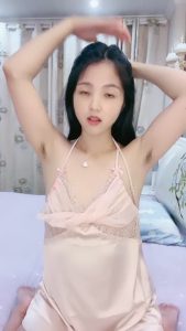 [MP4/ 1.1G] 刚下海性感美女！很会诱惑，看的观众流鼻血，内裤拖到大腿掰穴，浴室湿身诱惑