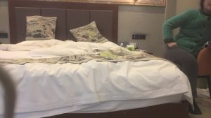 [MP4/ 842M] 古月探花，网红脸外围小少妇，白嫩圆润美臀满分，欲拒还迎俩人对白很精彩有趣
