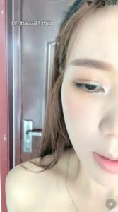 [MP4/ 770M] 九头身大长腿邻家女神，乖乖女的脸蛋儿 修长的白皙美腿，标准的T台模特儿身材