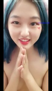 [MP4/ 651M]青春甜美娃娃臉OO後軟妹,微胖有肉,小茓剃毛幹幹凈凈的,笑起來太甜了