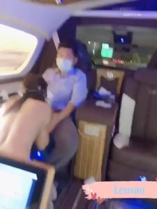 [MP4/ 368M] 有钱人的生活 去见大客户的路上 让漂亮女秘书在车上来一发 轻松一下