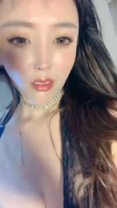 [MP4/ 804M] 御姐系新人网红美女自慰首秀，拨开丁字裤假屌猛插，圆润美臀翘起掰穴，特写骚逼洞，娇喘呻吟很是诱惑