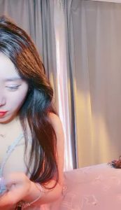 [MP4/ 743M] 香飘飘-奶茶妹-五官精致，大眼睛，小美穴，大胸胸，啊啊我都出水了，一高潮完就出水，尿尿特写！