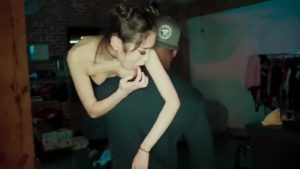 [MP4/ 256M] 娇小美眉被黑祖宗扛着放到床上猛操 无毛鲍鱼粉嫩 被操的小肚子都鼓起了