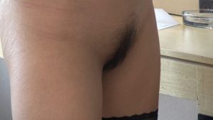 不想打擾正午睡的懷孕7、8個月媳婦,褕褕扒下她睡衣睡褲,拿著J8在外面摩擦,對著肚子裏孩子說,妳媽正被用這個J8艹著