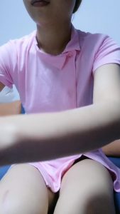 [MP4/ 1.96G] 模特身材女友一身黑丝比基尼，和男友一起直播啪啪做爱全过程，上演花式春宫图，传教士内射特写精液流出