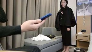 剛剛大學畢業懵懂實習妹子被老外上司潛規則,五星級酒店邊欣賞江景邊艹B,老外粗長大屌全根插入,妹子直接受不了