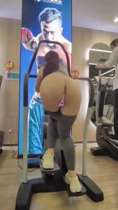 [MP4/ 121M] 蜜桃美女在健身房里骚穴塞着震动器 大屁屁一扭一扭 被高潮了好几次身体都在颤抖 隔壁跑步机上还一直盯着我