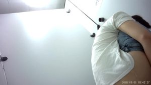 [MP4/ 149M] 科技园女厕蹲守牛仔裤大美妞 毛丛间阴户高高突起就开一个小缝