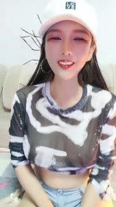 [MP4/ 1.44G] 哺乳期鸭舌帽御姐，高颜值很时尚，挤压大奶乳汁喷射，振动棒抽插骚穴，极其淫荡