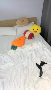 [MP4/ 235M] 韩妹在等你，曾经组过女团出道的三线小明星，下海做黄播，极品尤物，身材满分，骚逼水多刺激