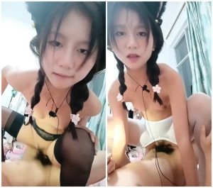 丝情萝莉小女友露脸跟小哥激情啪啪，足交大鸡巴撸起来激情上位抽插浪荡呻吟，道具自慰骚穴给狼友看好刺激