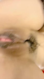 [MP4/ 491M] 完美好身材露脸出境，丝袜情趣淫水骚穴尿尿给狼友看，淫声荡语表情很骚，揉着骚奶子道具玩弄骚逼
