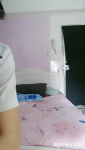 [MP4/ 1.65G] 異地打工夫妻下海,找個年輕帥氣小鮮肉來3P,小弟激動不行,硬邦邦把臊妻幹的加緊腿