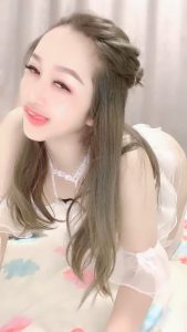 [MP4/ 727M] 有点妖的美女，白丝情趣内衣情趣椅子上道具深插白虎穴塞的满满的道具刺激阴蒂，