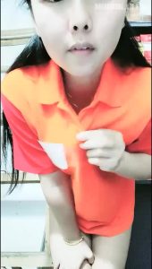 [MP4/ 496M] 清純眼鏡反差婊,超市收銀員深夜櫃臺下露B紫薇,到處都是監控,老板知道會怎樣