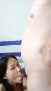 [MP4/ 603M]&nbsp;&nbsp;如狼似虎坐地能吸土的老阿姨和小鮮肉啪啪,小哥其實和我兒子差不多大,刺激