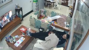 【家庭摄像头】年轻夫妻在家看电视，男的性致来了掏出鸡巴就让媳妇上来口【MP4/85MB】
