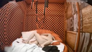 这才是屌男啊在同一间情趣套房 短短时间内就轮流把女友和她闺蜜操了