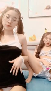难得一见超清纯极品双胞胎姐妹花 舌吻互揉奶子舔逼双女秀 跳蛋震动棒子互插