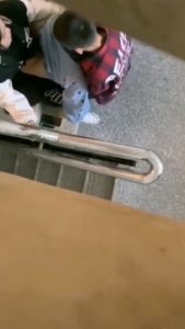 漂亮学生妹楼梯间破处 男生试遍各种姿势都进不去 龚了几下妙射 问妹子开没开 真正两只雏啊