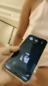 [MP4/ 152M] 让骚货给她闺蜜打电话一起来操，闺蜜听呻吟都懵了搞得好难受，饥渴难耐，对白非常精彩
