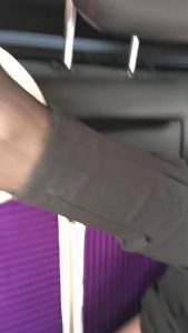 [MP4/ 138M] 带着别人老婆车震。男：你脚真好看，你可不可以找个妹子一起操我。 女：想，好好吃，不可以