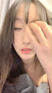 [MP4/ 604M] 九分超高颜值19岁美少女，偶像明星级别颜值 吊打各路网红， 收益榜日入好几千